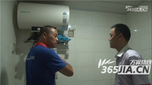 9U（中国）一站式服务平台售后正在为刘师傅讲解电热水器的安全使用规范